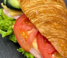 Круассан с ветчиной