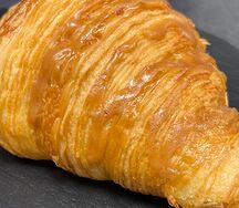 Круассан с карамельной начинкой