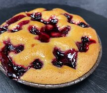 Пай бисквитный со смородиной