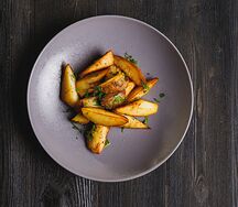 Картофель по-деревенски с зеленью и чесноком 