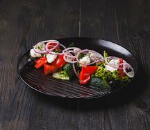 Греческий салат с мягким сыром 