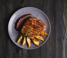 Стейк из свиной шеи с соусом BBQ