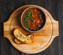 Венгерский суп-гуляш с поджаренной чиабаттой 