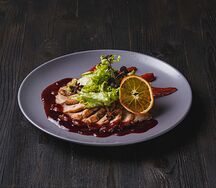 Утиная грудка с ягодным соусом и томленной грушей 