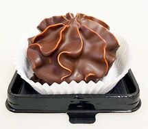 Диетическя корзинка с воздушной меренгой и черной смородиной