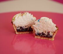 Корзинка с творожно-ванильным кремом и черной смородиной 