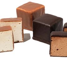 Ассорти из конфет-суфле - ваниль в молочном шоколаде и шоколадное в темном шоколаде