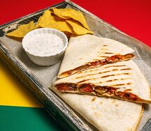 Кесадилья с курицей и начос