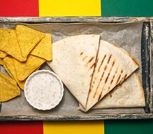 Кесадилья с пряной говядиной и начосс