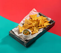 Начос с красным гуакамоле