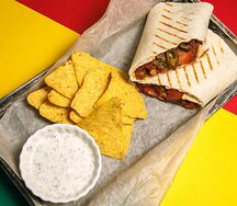 Буррито с говядиной и начос 