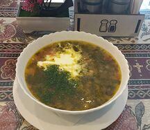 Зеленый борщ со сметаной