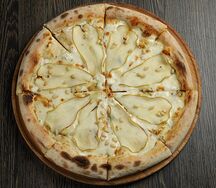 Пицца с грушей и сыром горгонзола