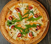 Пицца с лососем и страчателлой