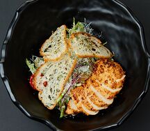 Цезарь с куриным филе и вялеными томатами