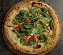 Пицца с курицей и зеленью