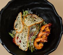 Цезарь с тигровыми креветками