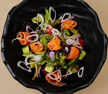 Зеленый салат с лососем