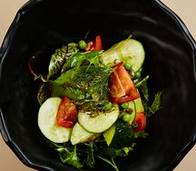 Свежий салат с зеленым маслом