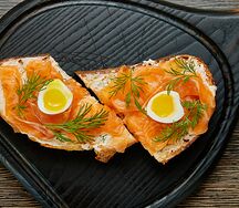 Брускетта с лососем