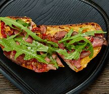 Брускетта с ростбифом