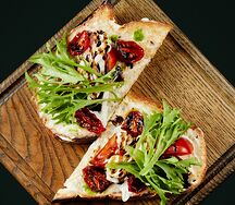 Брускетта с томатами и страчателлой