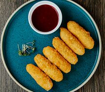 Хрустящий сыр с малиновым соусом