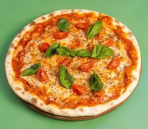 Пицца с моцареллой и черри