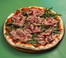 Пицца с ростбифом и руколой