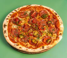 Пицца острая с чоризо и халапеньо