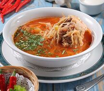 Борщ на говяжьих хвостах со сметаной