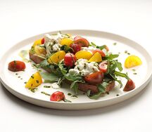 Брускетта с помидорами черри и сыром страчателла