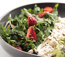 Салат с сыром страчателла и клубникой