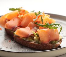 Брускетта с лососем и авокадо