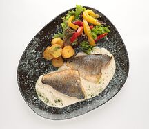 Филе дорады с овощами и орехово-кокосовым соусом