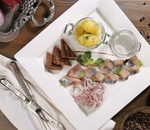 Сельдь натуральная с отварным картофелем и маслом