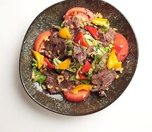 Салат с медальонами из телятины