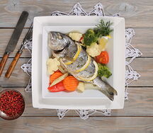 Дорадо с овощами на пару