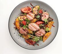 Салат с утиной грудкой и овощами гриль