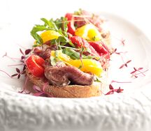 Брускетта с ростбифом и маринованным перцем