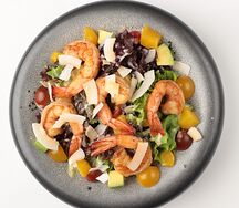 Салат с тигровыми креветками и манго