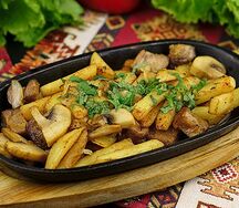 Свинина с картофелем и грибами на сковородке