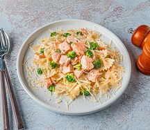 Паста фарфалле с лососем