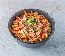 Вок с лососем в устричном соусе и лапшой