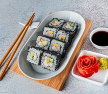 Ролл Калифорния в чёрном