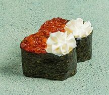 Гункан с красной икрой и сливочным сыром