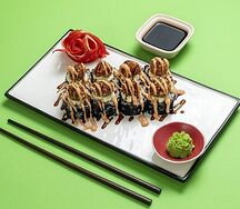 Эби люкс с тигровыми креветками и соусом спайси