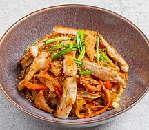 Wok Курица с рисовой лапшой и тайским соусом