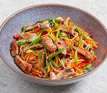 Wok Говядина с яичной лапшой и кисло-сладким соусом