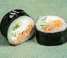 Ролл с лососем терияки и огурцом